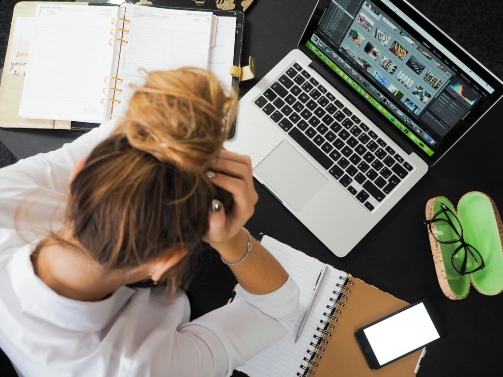 pexels-energepic-com-27411-313690 femme en stress avant séances de sophrologie à Meximieux