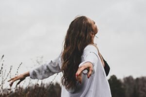 pexels-asya-cusima-1614702-3097290 femme libérée de son stress après une séance ponctuelle de sophrologie à Meximieux
