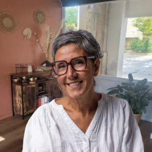 Portrait de Marie Dias, accompagnante humaniste spécialisée en stress et surcharge mentale, dans son cabinet à Meximieux